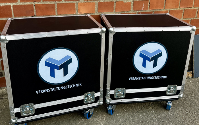 Foto von zwei Cases vor Backsteinwand