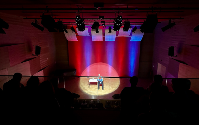 Spotlight auf einen Künstler auf der Bühne