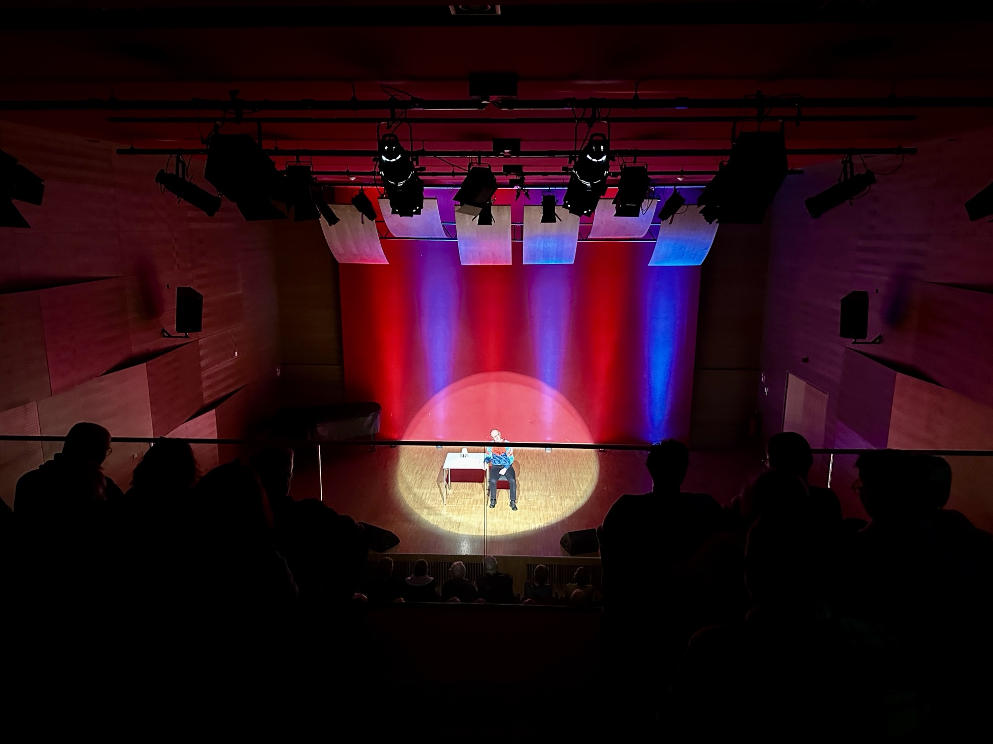 Spotlight auf einen Künstler auf der Bühne