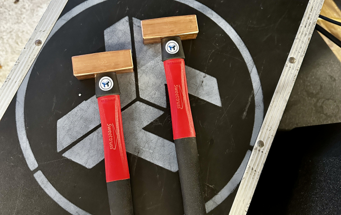 Zwei Kupferhammer auf einem MaterialCase