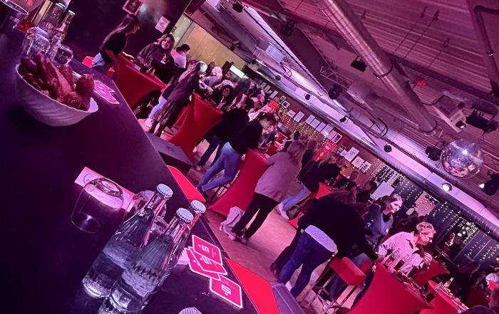 Blick auf Mikrofone im Hintergrund Tagung