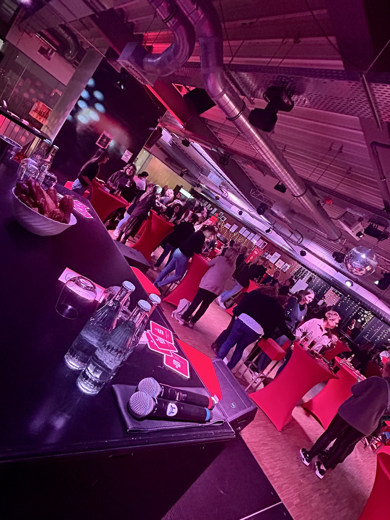 Blick auf Mikrofone im Hintergrund Tagung