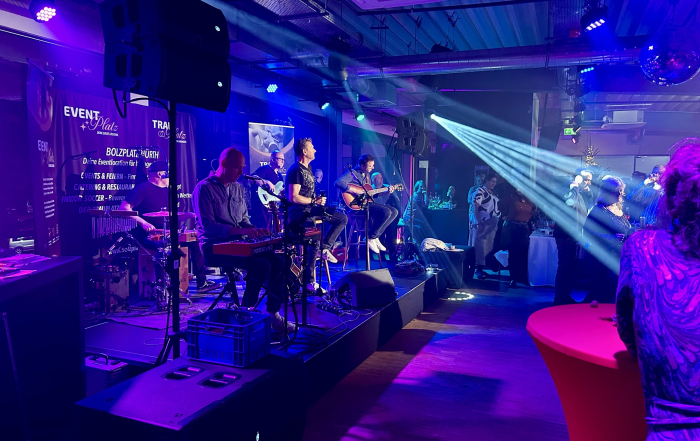 Bühne mit Band und Effektbeleuchtung