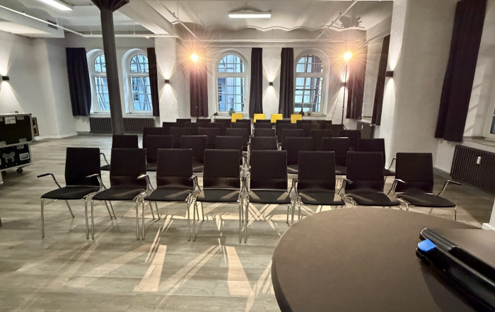 Leere Stühle, geblendet vom Schweinwerfer-Licht