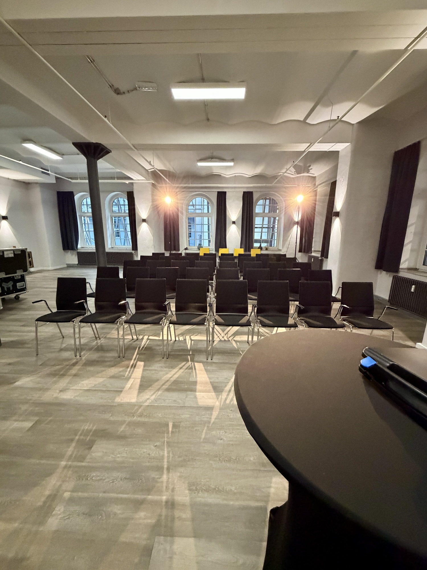 Leere Stühle, geblendet vom Schweinwerfer-Licht