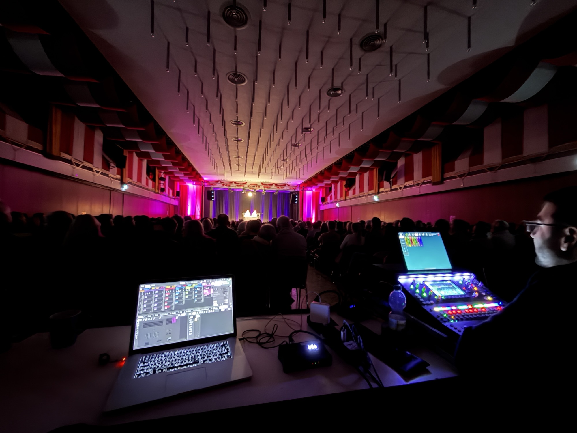 Blick über den FOH in den Saal