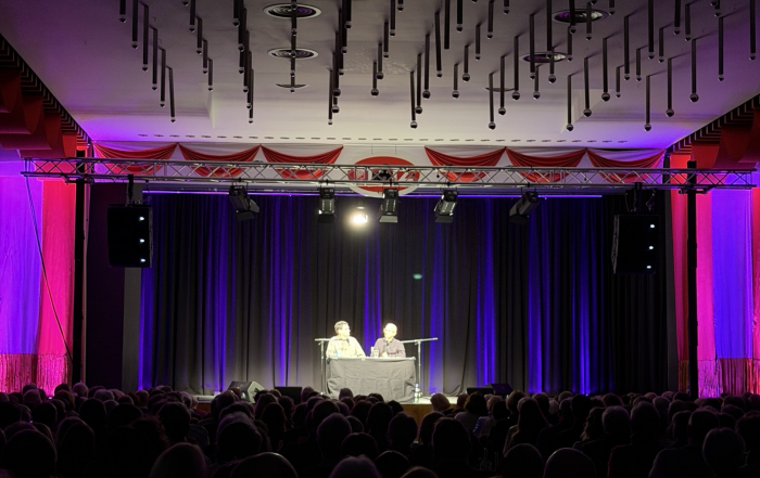 Blick auf beleuchtete Bühne eine Lesung