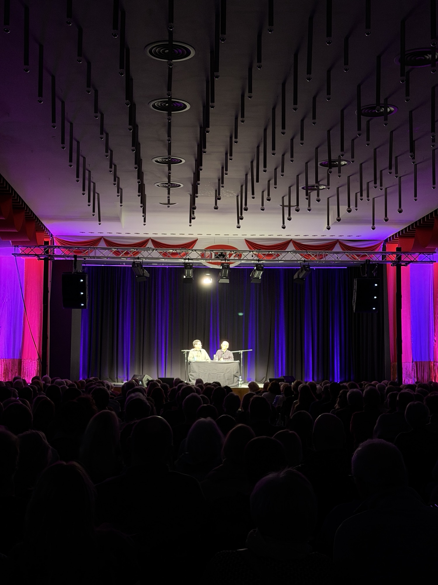 Blick auf beleuchtete Bühne eine Lesung