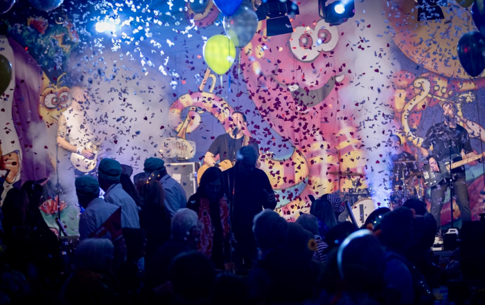 Bühne mit Band, Konfetti und Nebel