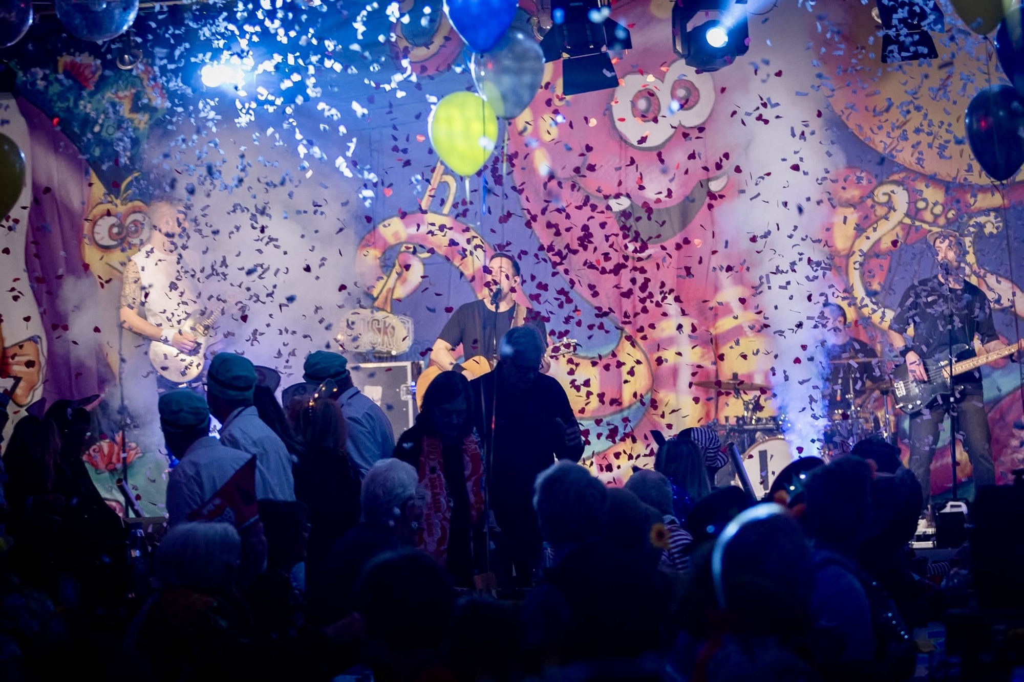 Bühne mit Band, Konfetti und Nebel