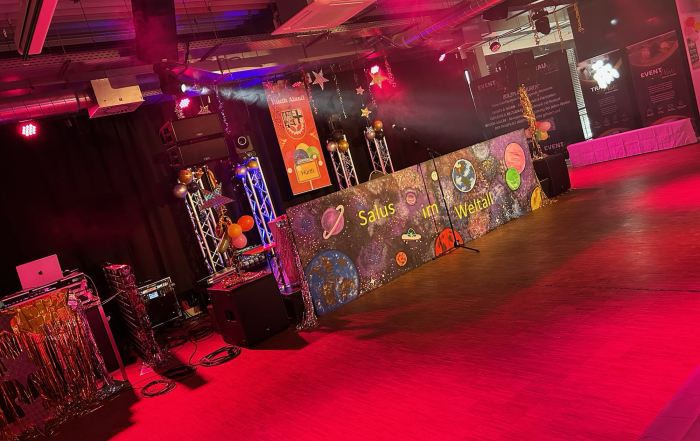 Festlich geschmückte, bunte Karnevals Bühne