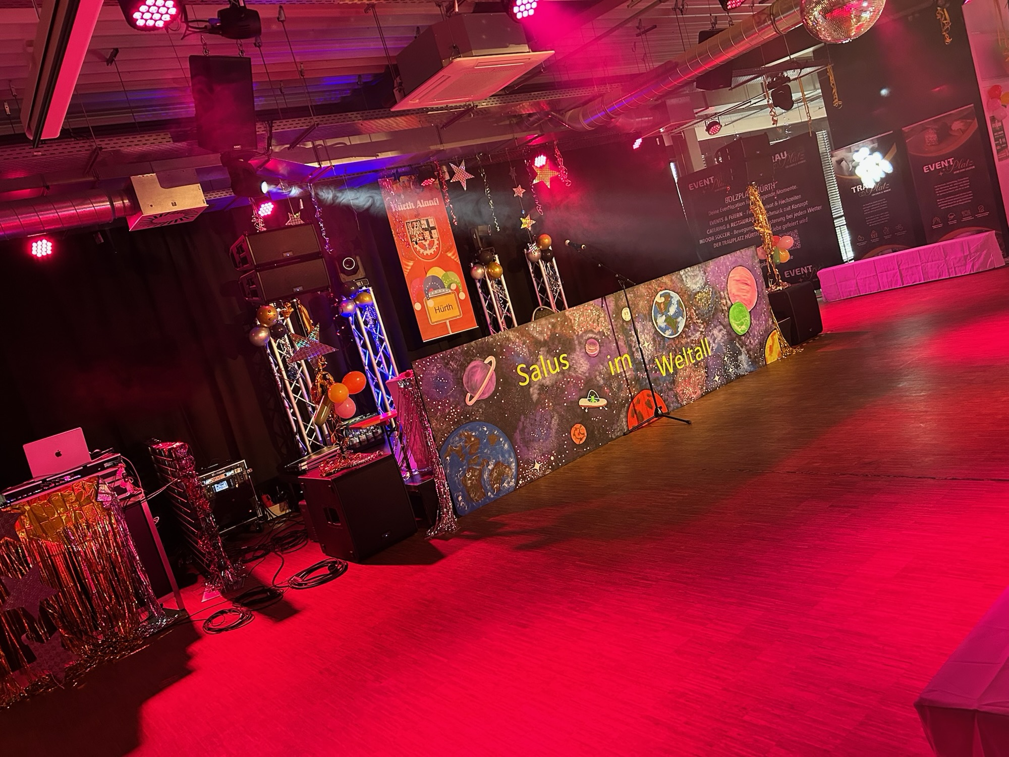 Festlich geschmückte, bunte Karnevals Bühne