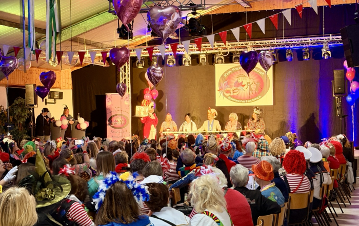 Festlich geschmückte Bühne