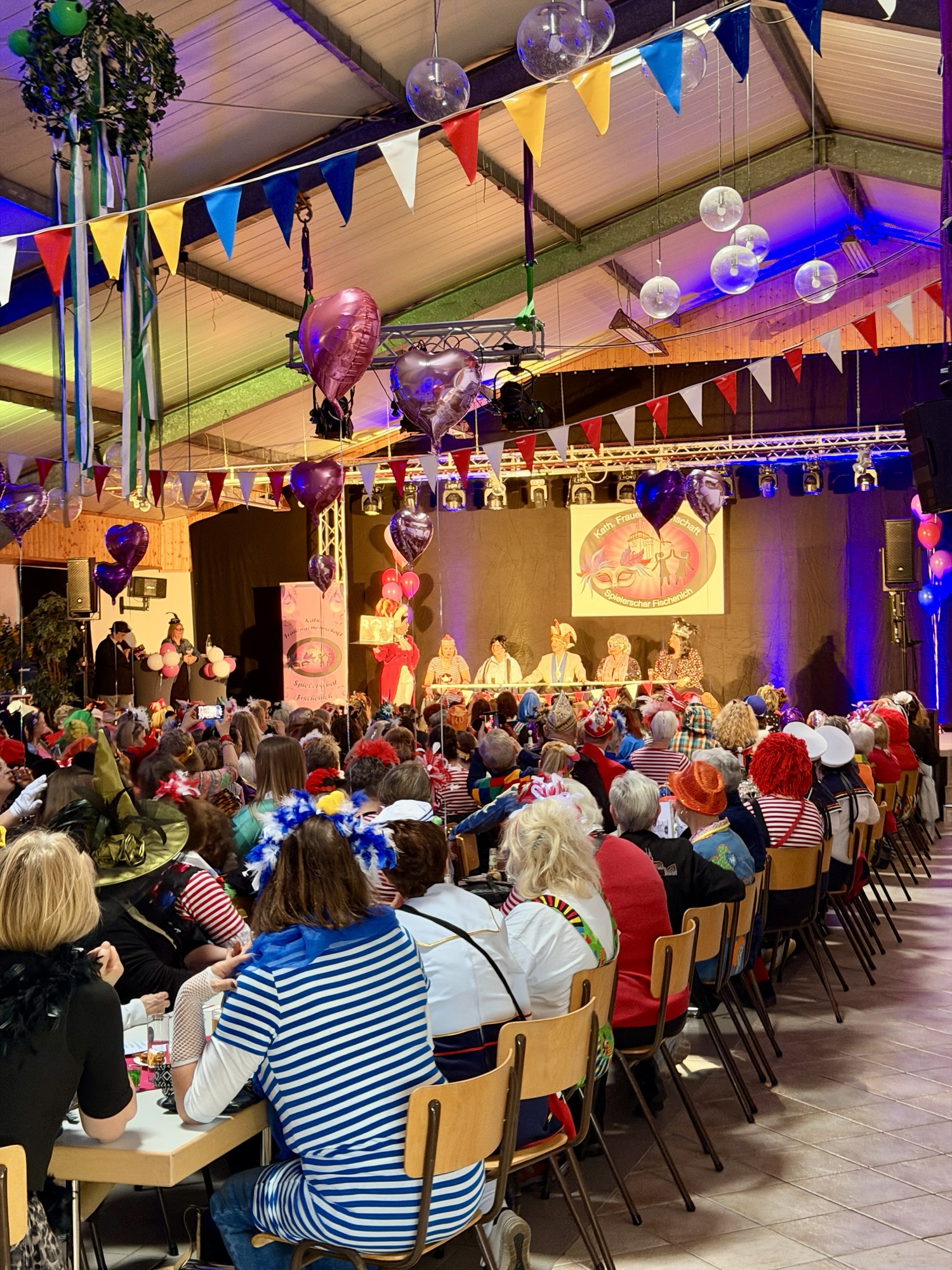 Festlich geschmückte Bühne