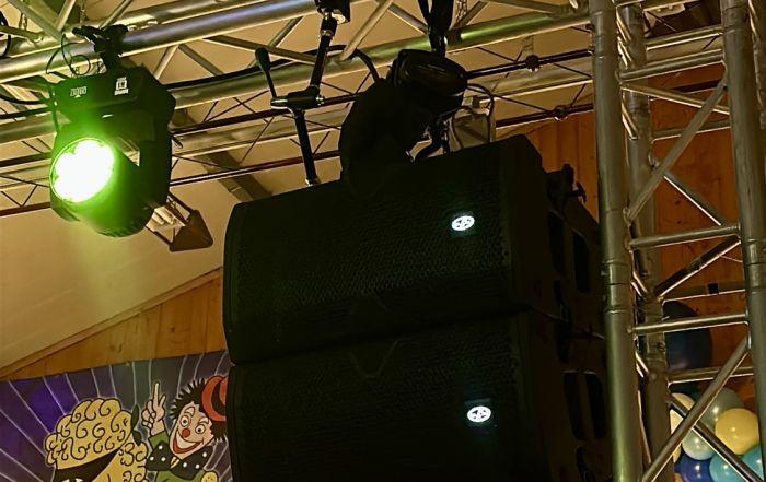 Line Array Lautsprecher geflogen an Traverse