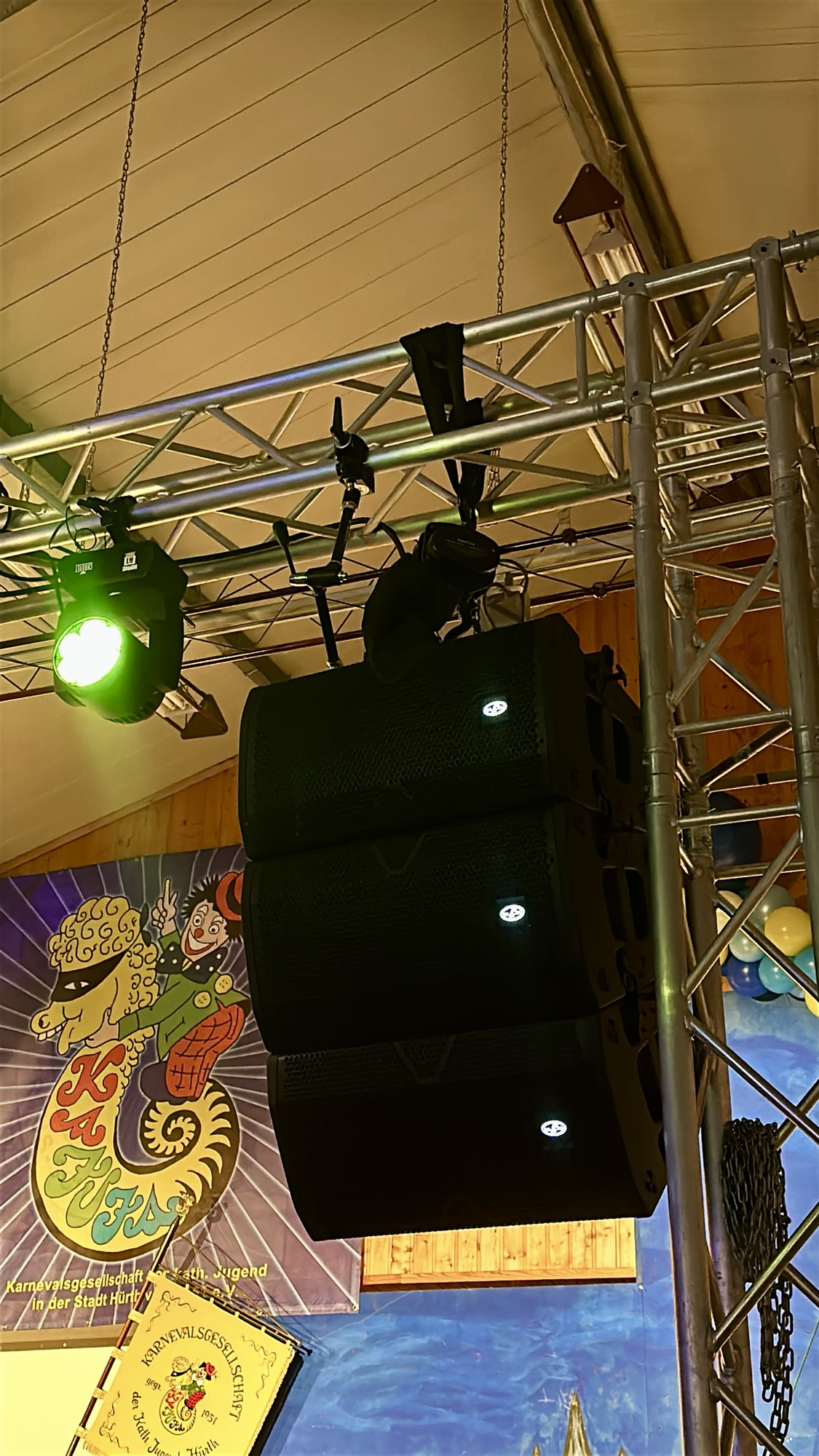 Line Array Lautsprecher geflogen an Traverse