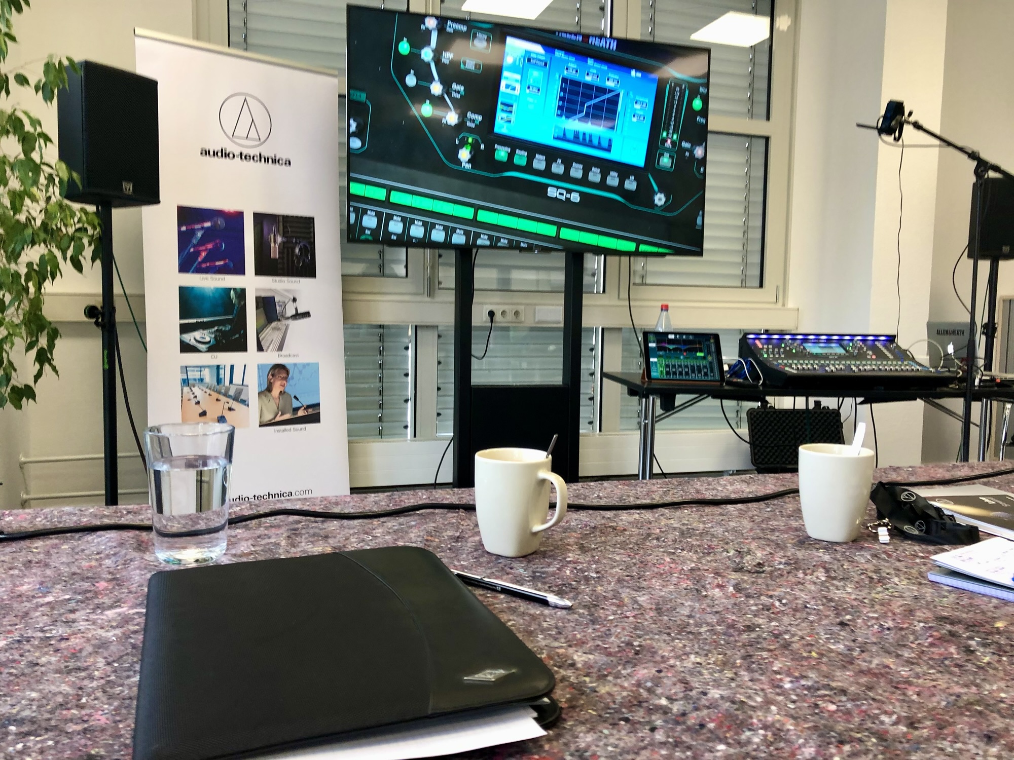 Blick auf einen TV mit Live übertragung eines Seminars