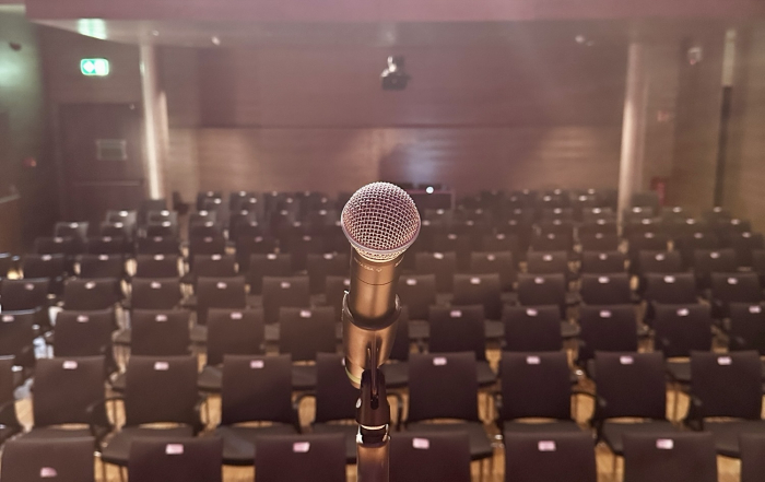 Einzelnes Funkmikrofon im Spotlight einer Bühne