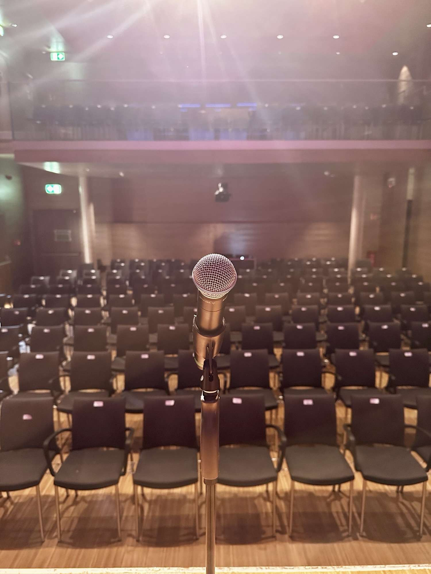 Einzelnes Funkmikrofon im Spotlight einer Bühne