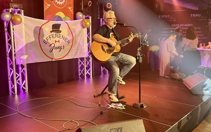 Bühnenmonitor Lautsprecher vor Künstler auf einer Bühne