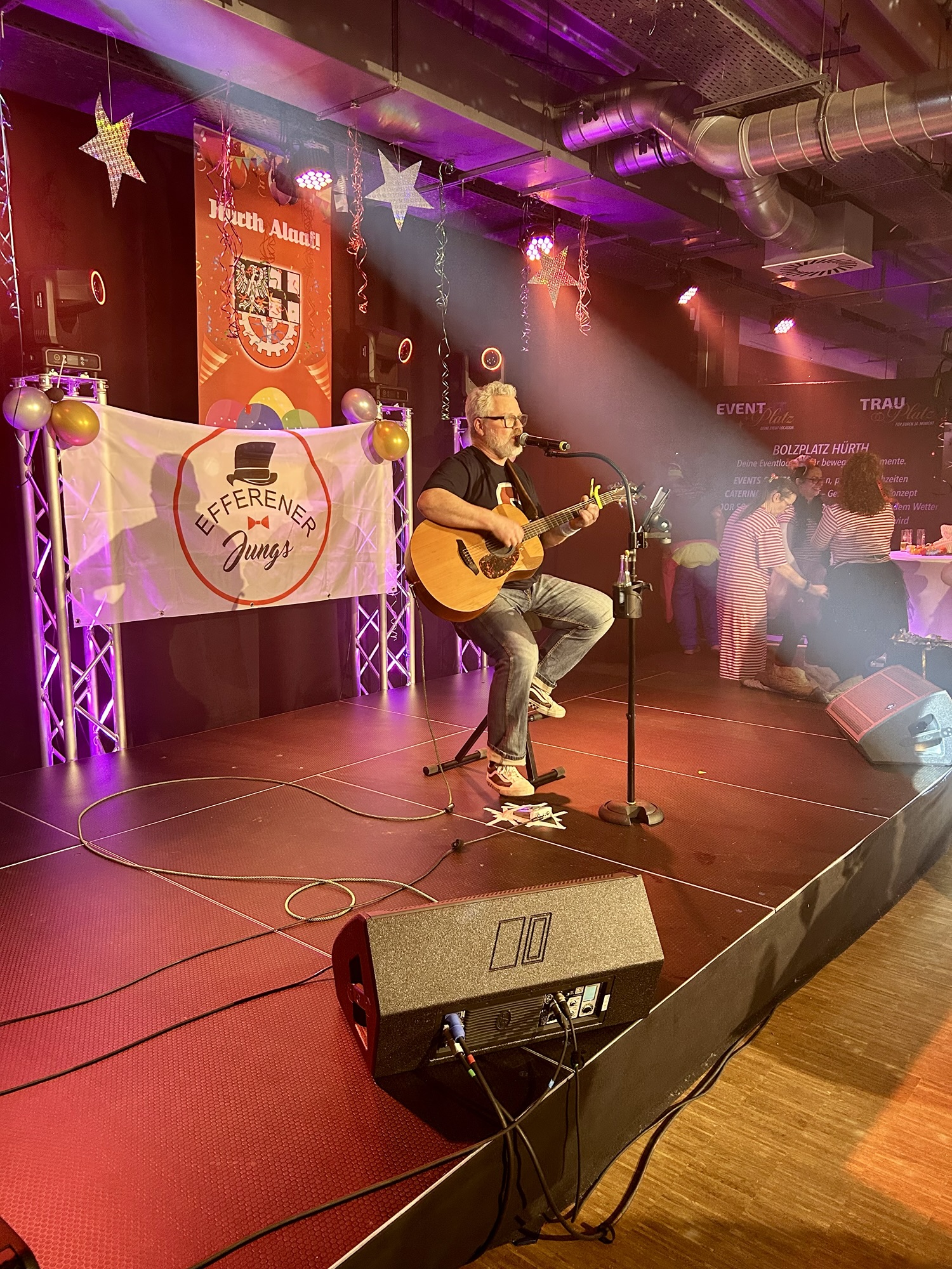 Bühnenmonitor Lautsprecher vor Künstler auf einer Bühne