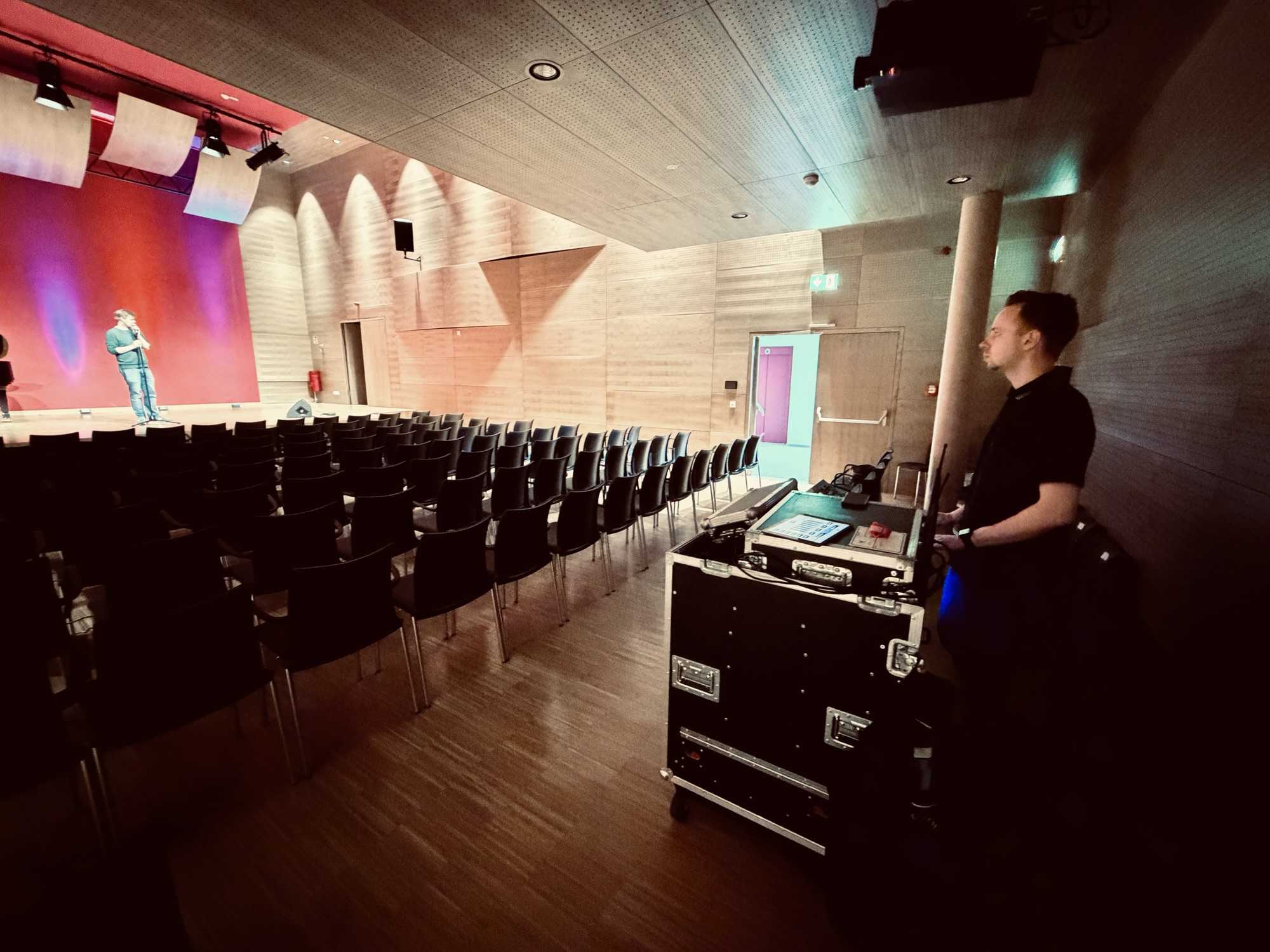 Techniker an FOH mit Blick in den Saal